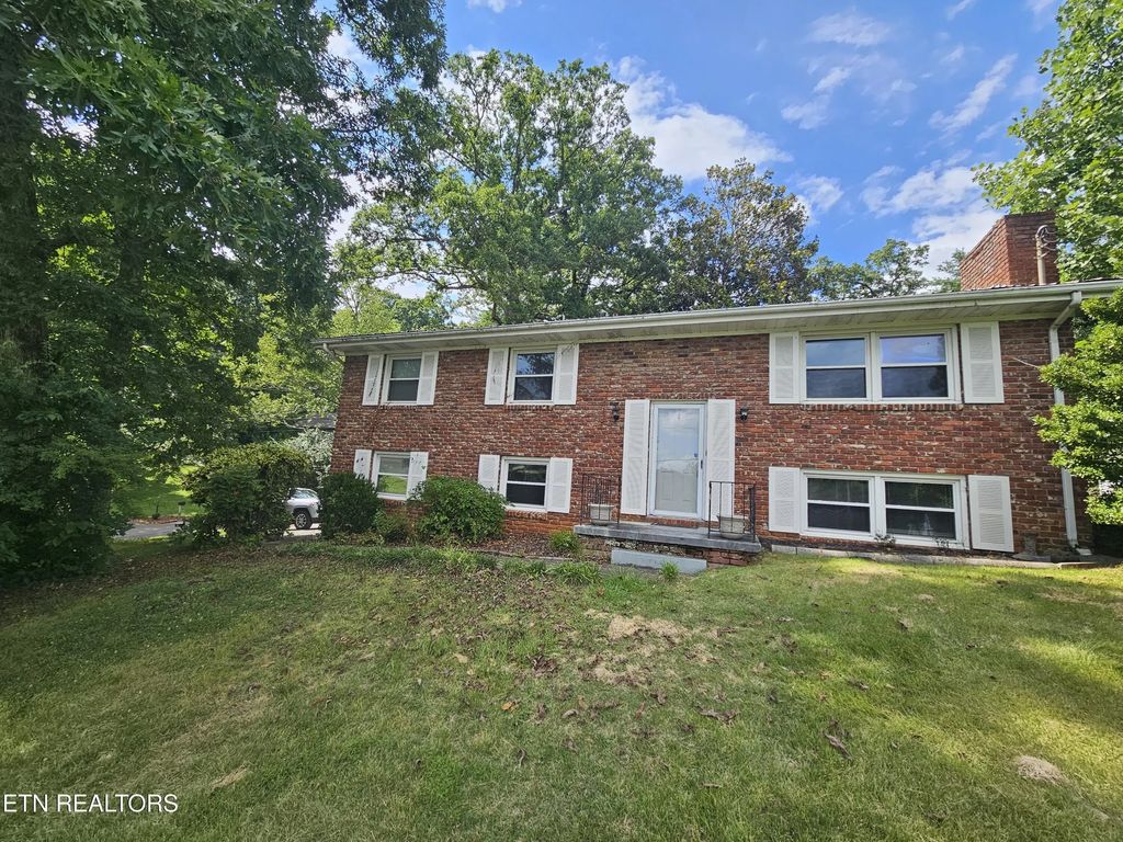 1725 S Forest Drive, Knoxville