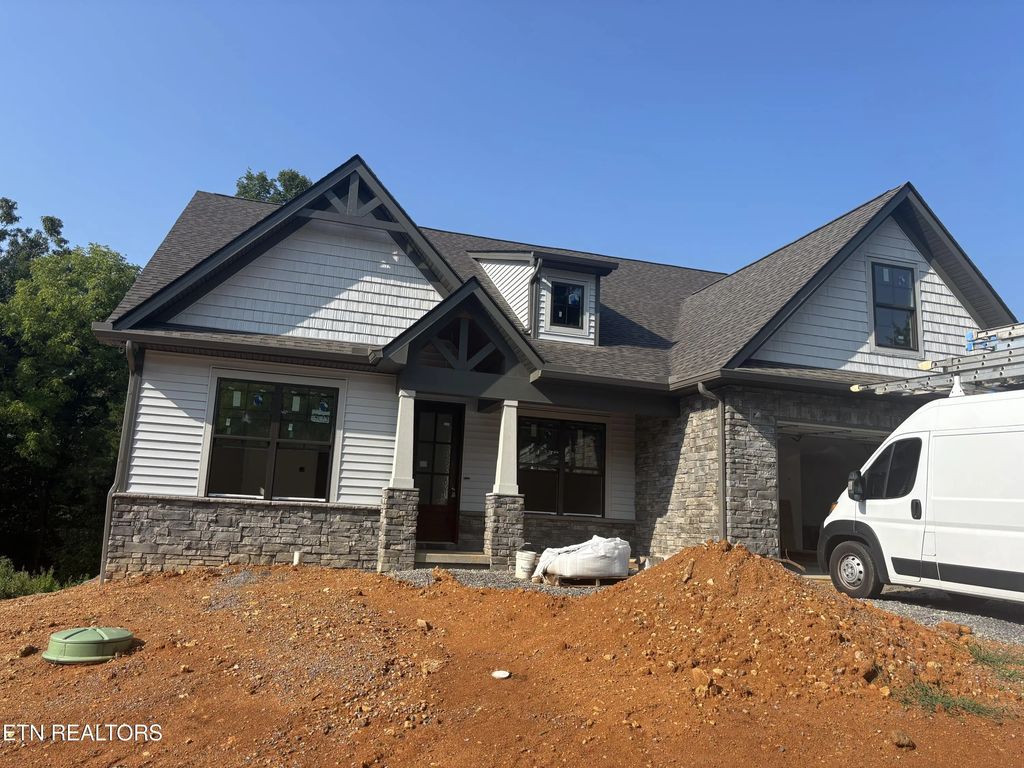 302 Kawga Trace, Loudon