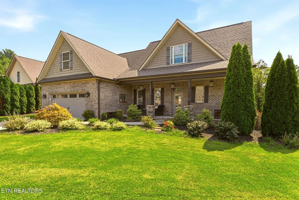 103 Crest Pointe Lane, Oak Ridge