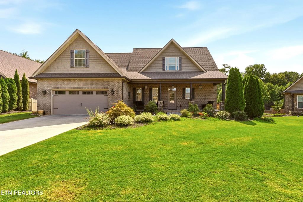 103 Crest Pointe Lane, Oak Ridge