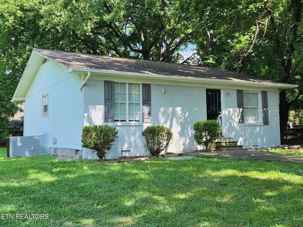 123 Woodlawn Drive, Knoxville