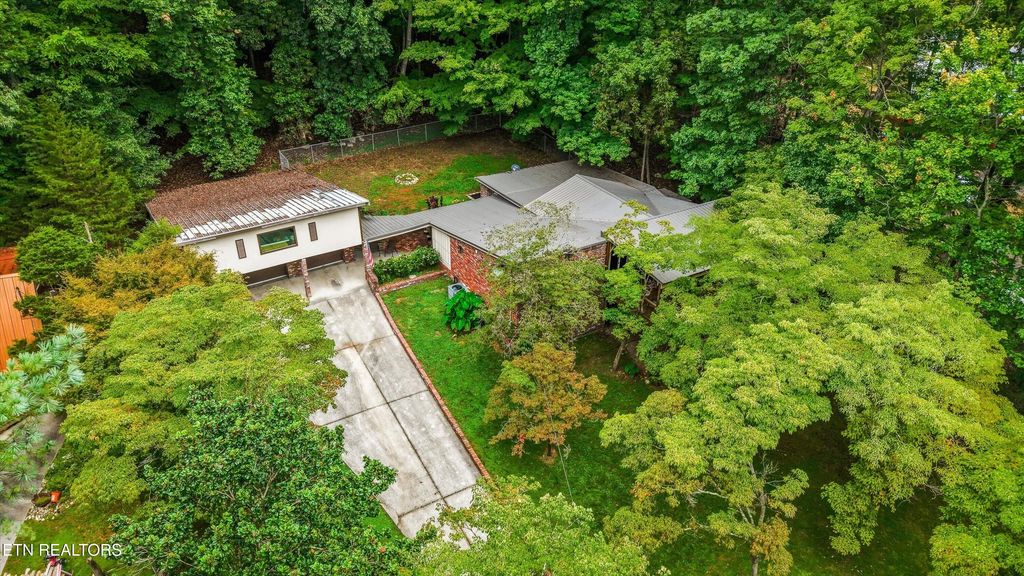 211 Club House Drive, Andersonville