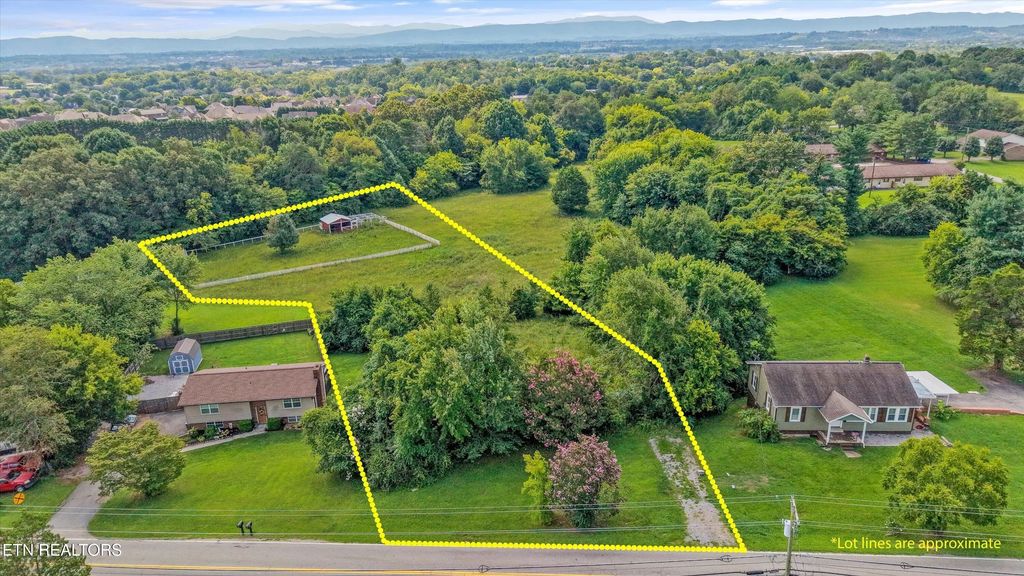 1229 W Hunt Rd, Maryville