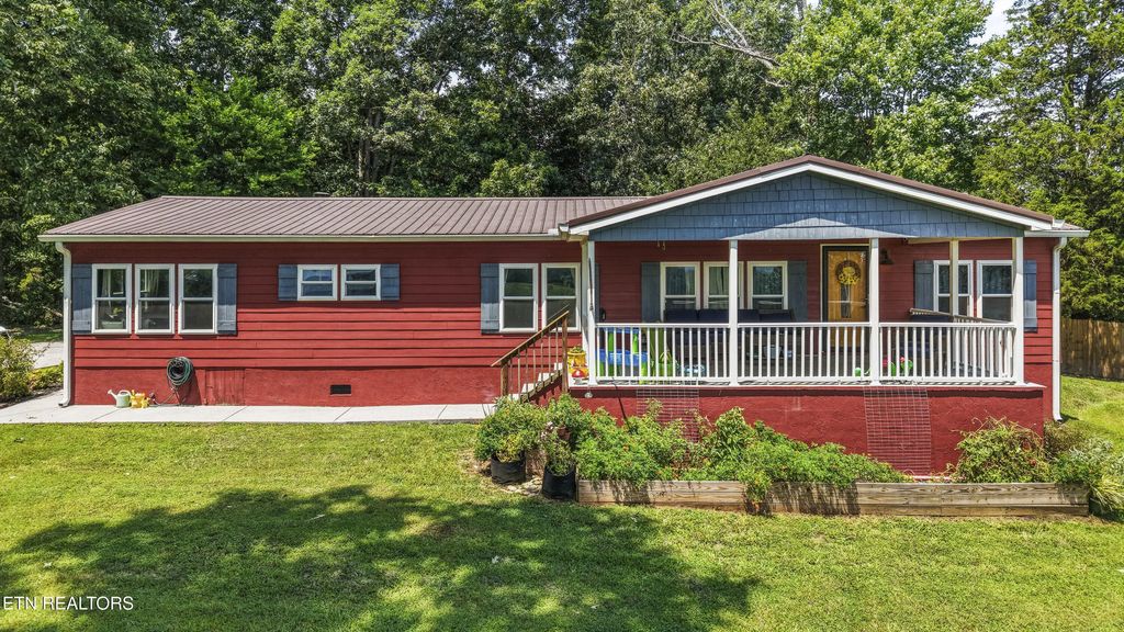 1048 Cook Drive, Loudon