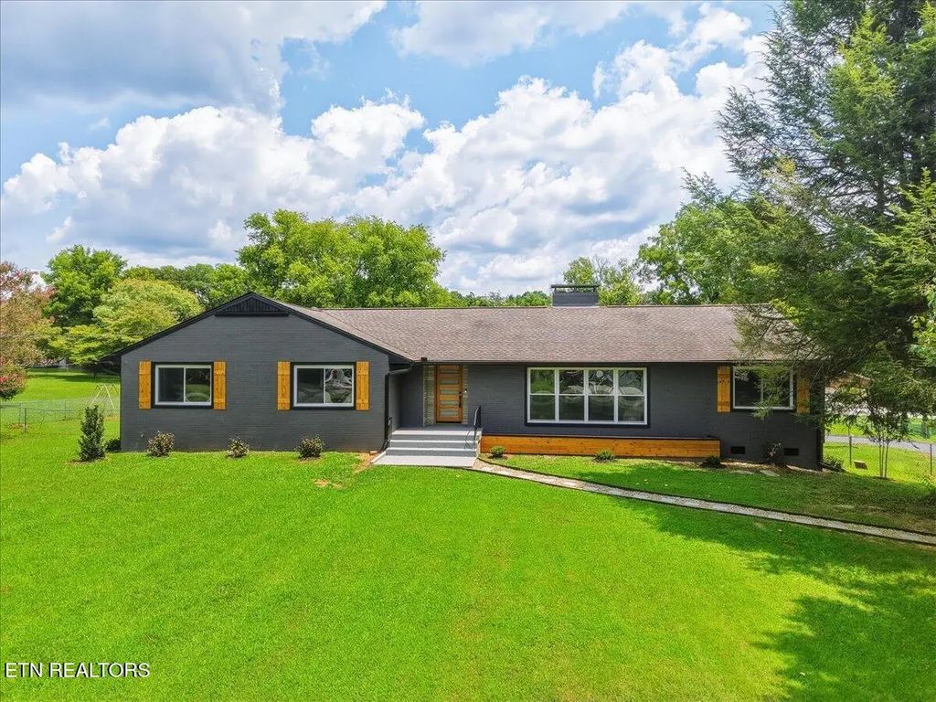 220 Locha Poka Drive, Maryville
