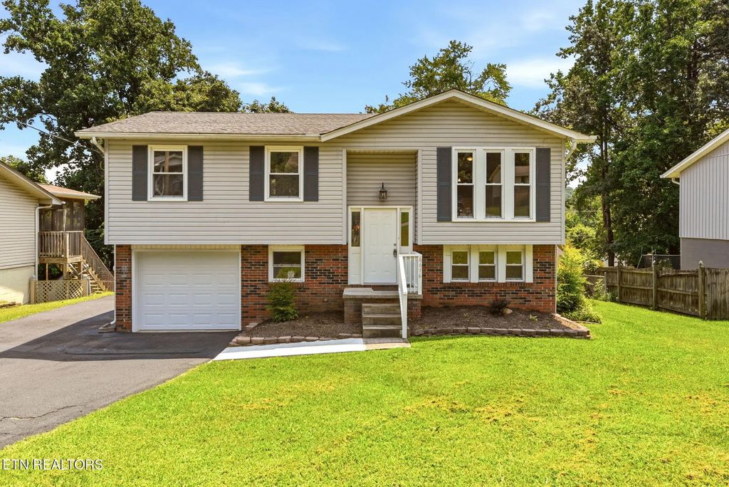 6616 Greenview Drive, Knoxville