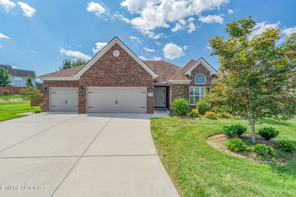 325 Holly Leaf Lane, Lenoir City