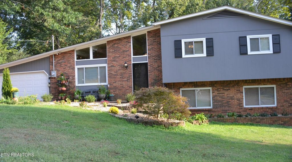 104 Clark Lane, Oak Ridge