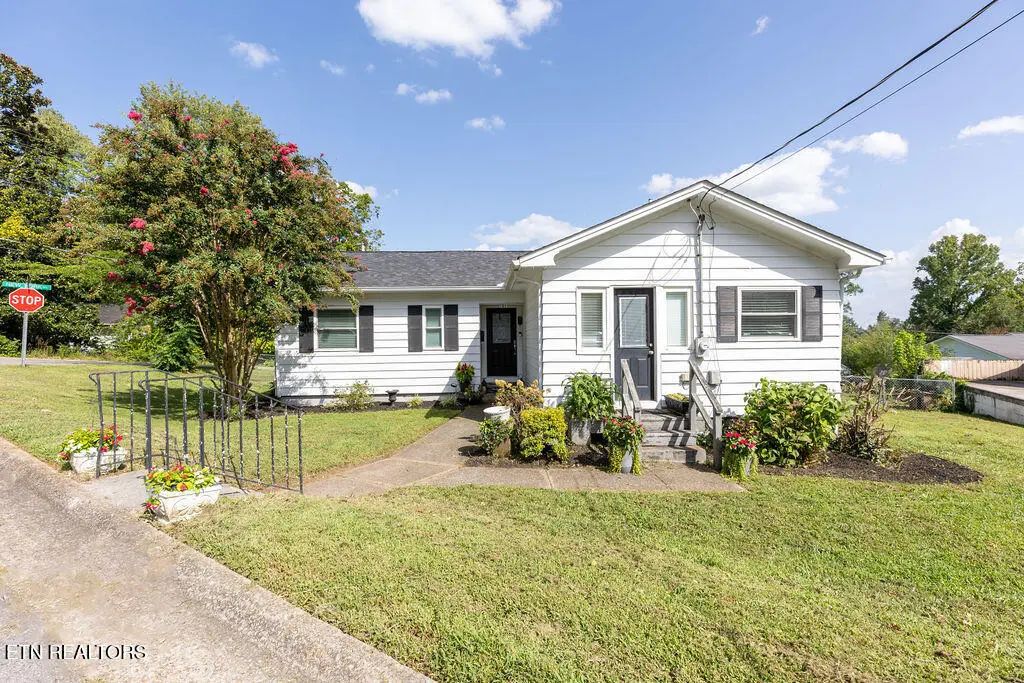 101 Norwood Lane, Oak Ridge