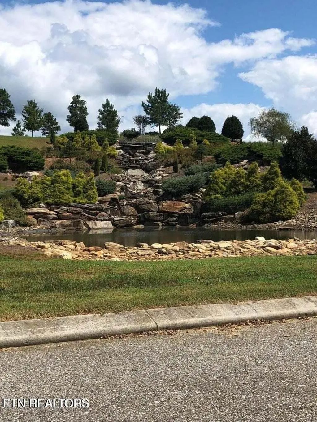 76 Twin Lakes Drive, Loudon