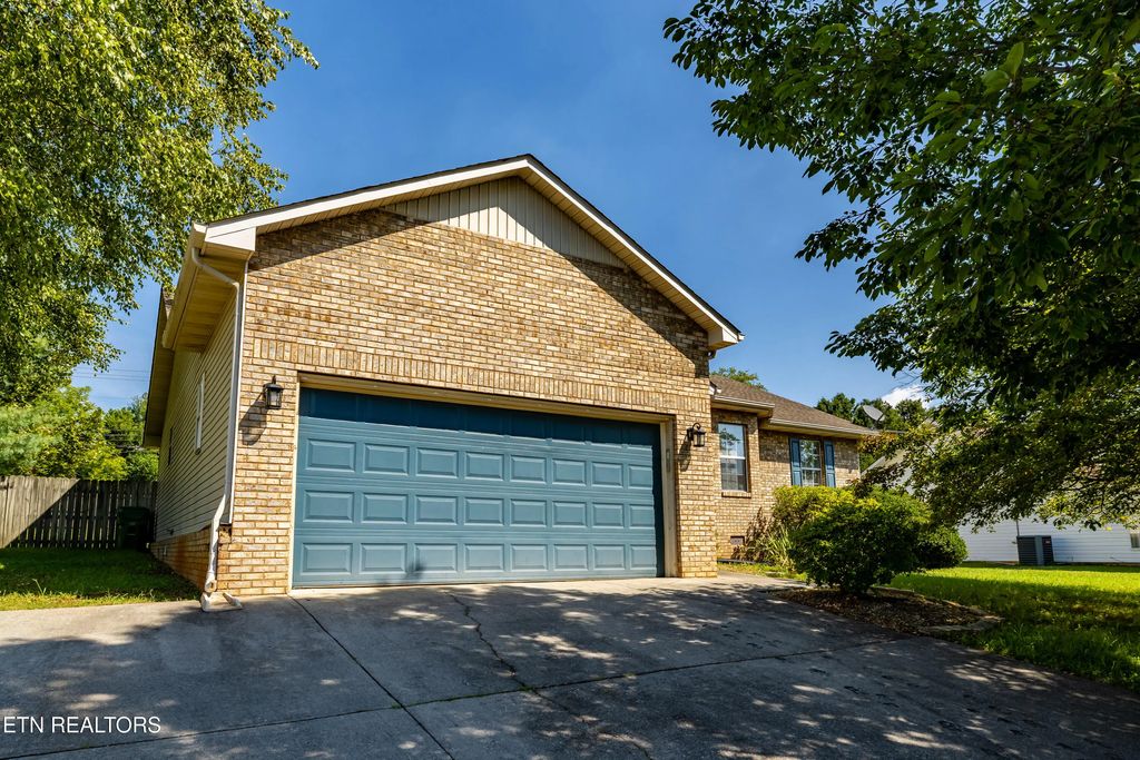 1126 Willow Creek Circle, Maryville