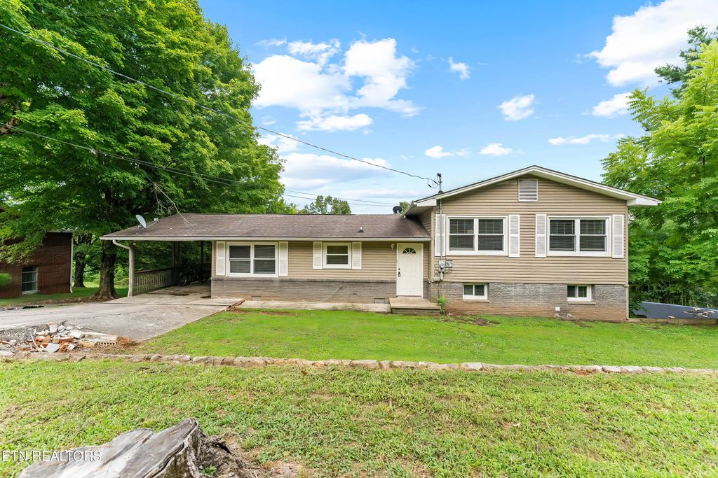 561 Robinson Drive, Loudon