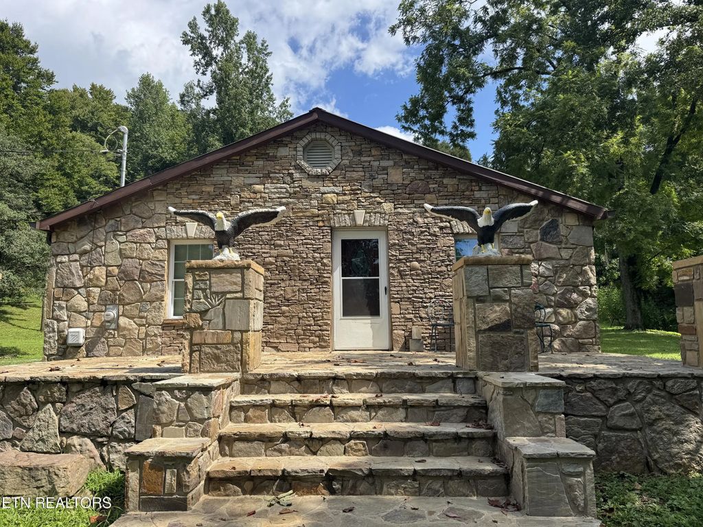 557 Half Moon Rd, Oliver Springs