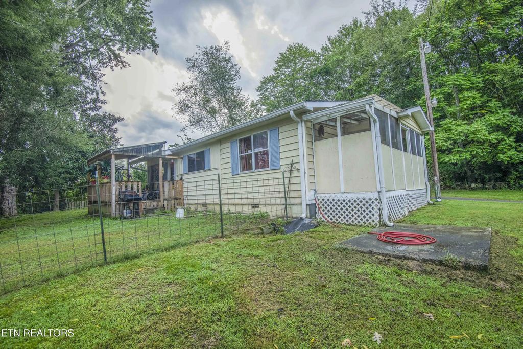 685 Foster Rd, Lenoir City