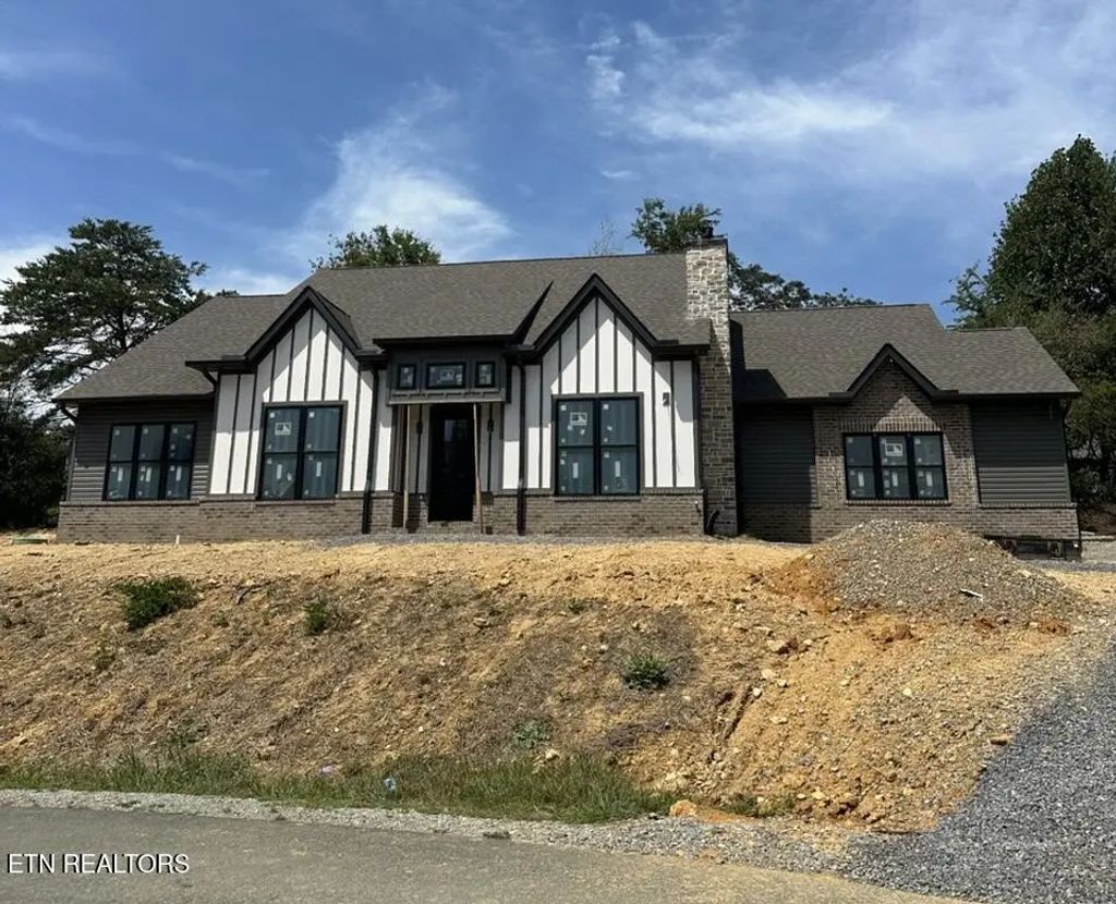 107 Amohi Way, Loudon