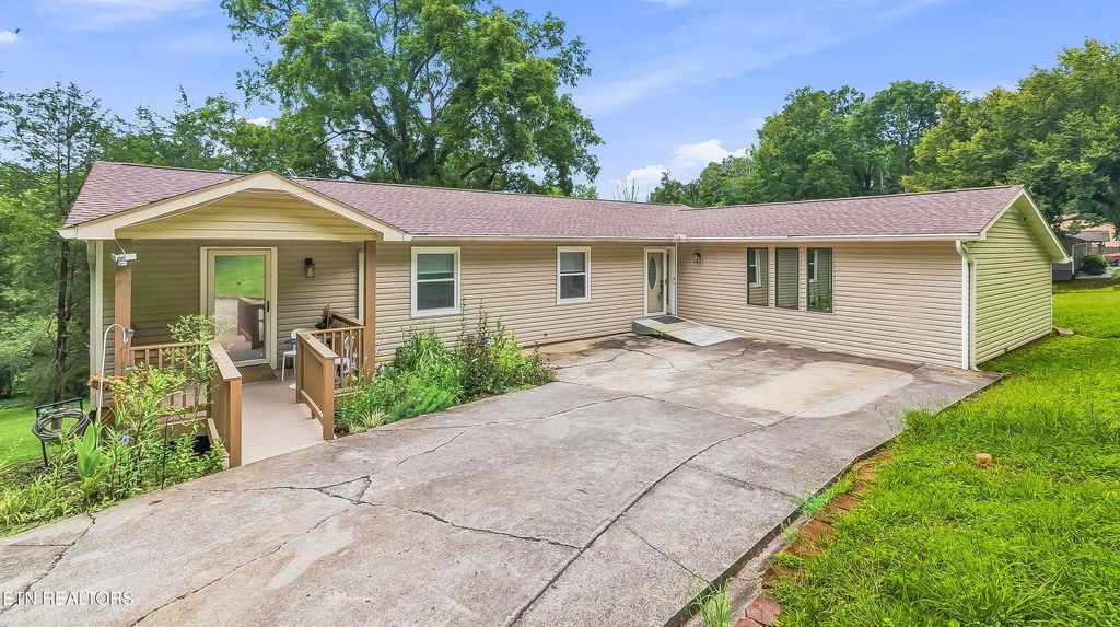 105 Trenton Drive, Oak Ridge