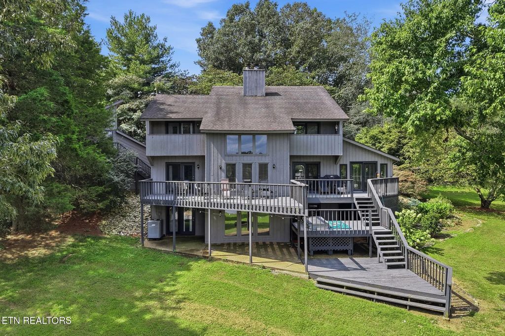 2092 Lakewood Drive, Loudon