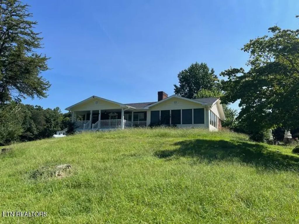 134 Old Pinecrest Rd, Jacksboro