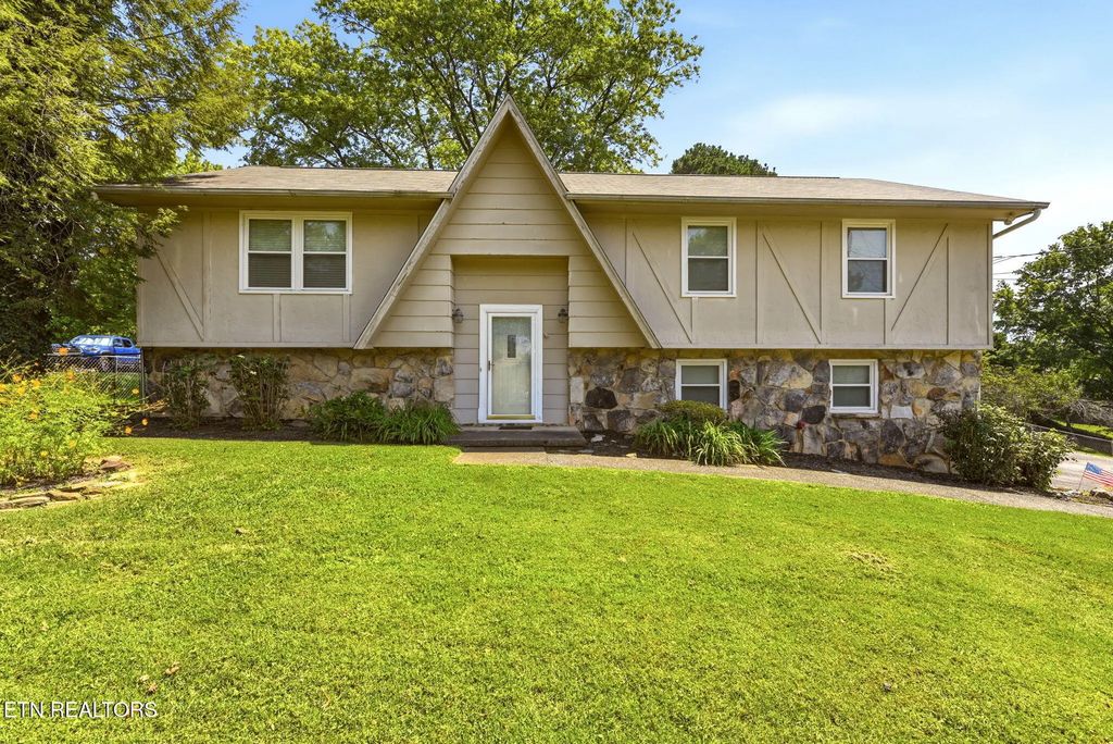 7404 Sturbridge Court, Knoxville