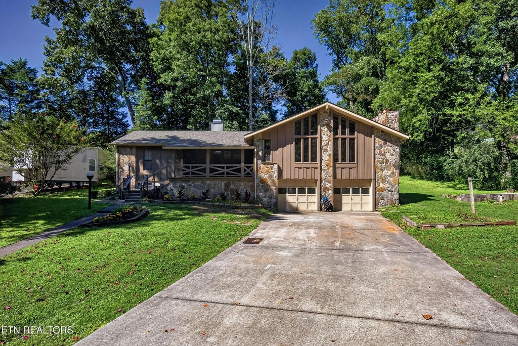 403 Delaware Ave, Oak Ridge