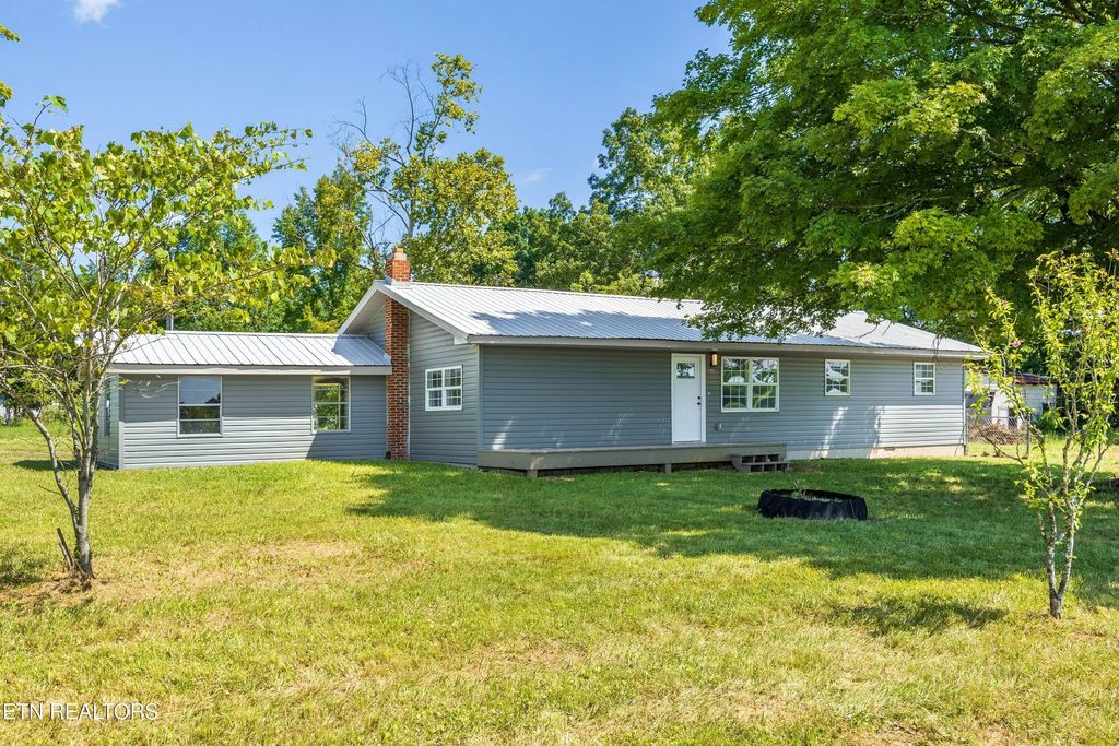 102 County Road 270, Niota