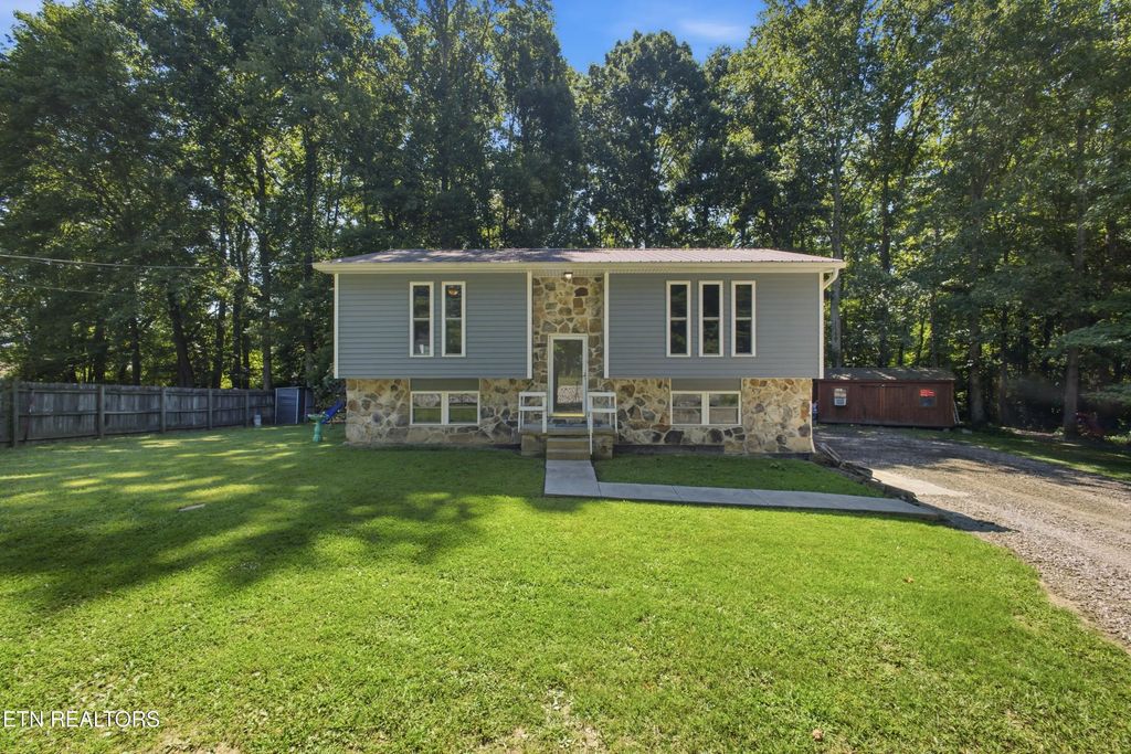 713 Petit Lane, Wartburg