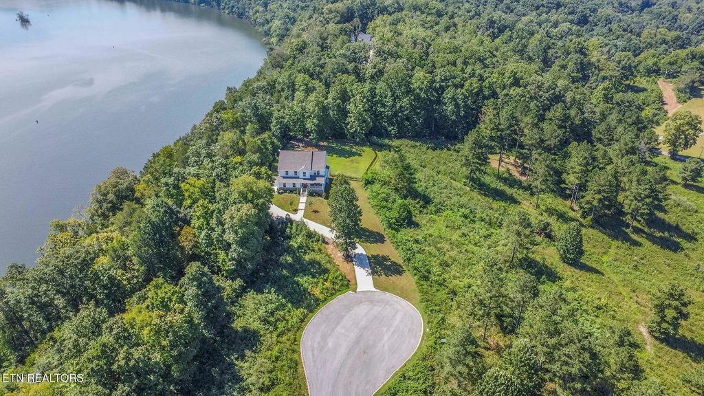 306 Lake Ridge Drive, Loudon