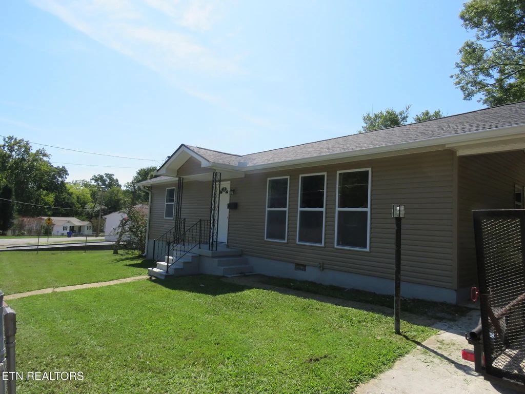 147 Athens Rd, Oak Ridge