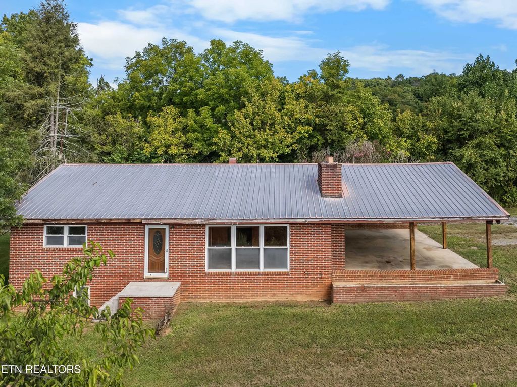 385 Gardenia Rd, Newport