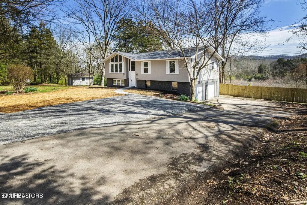 106 Newport Drive, Oak Ridge