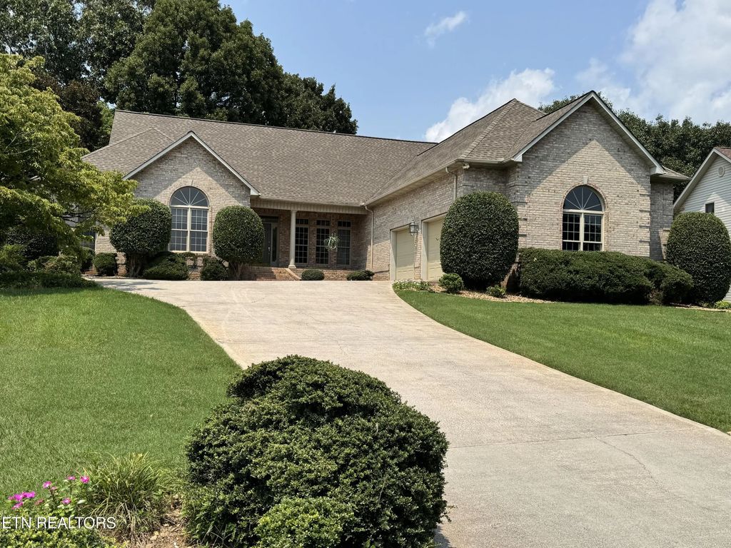 121 Walosi Way, Loudon
