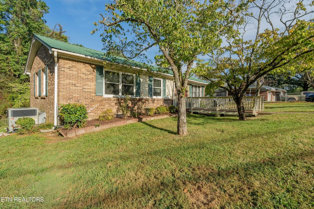 108 Alger Rd, Oak Ridge