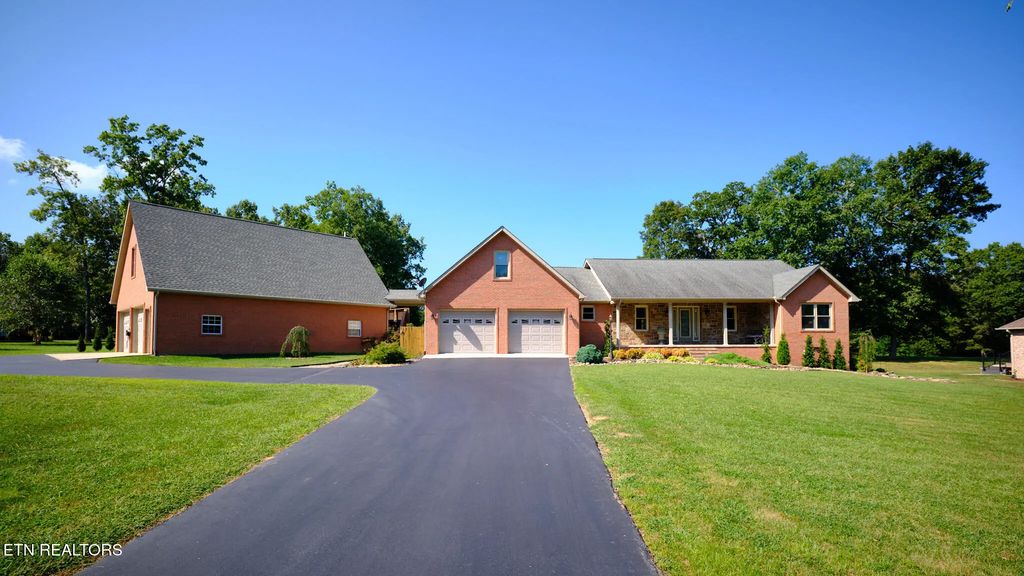 837 E Deer Creek Drive, Crossville