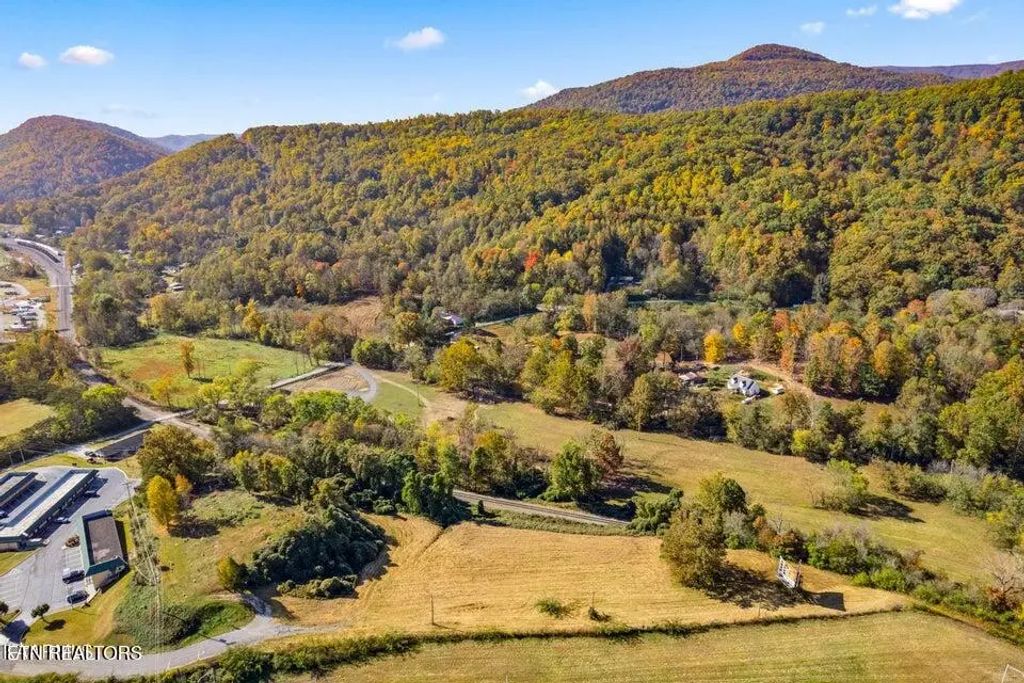 Colonial Lane, Rocky Top