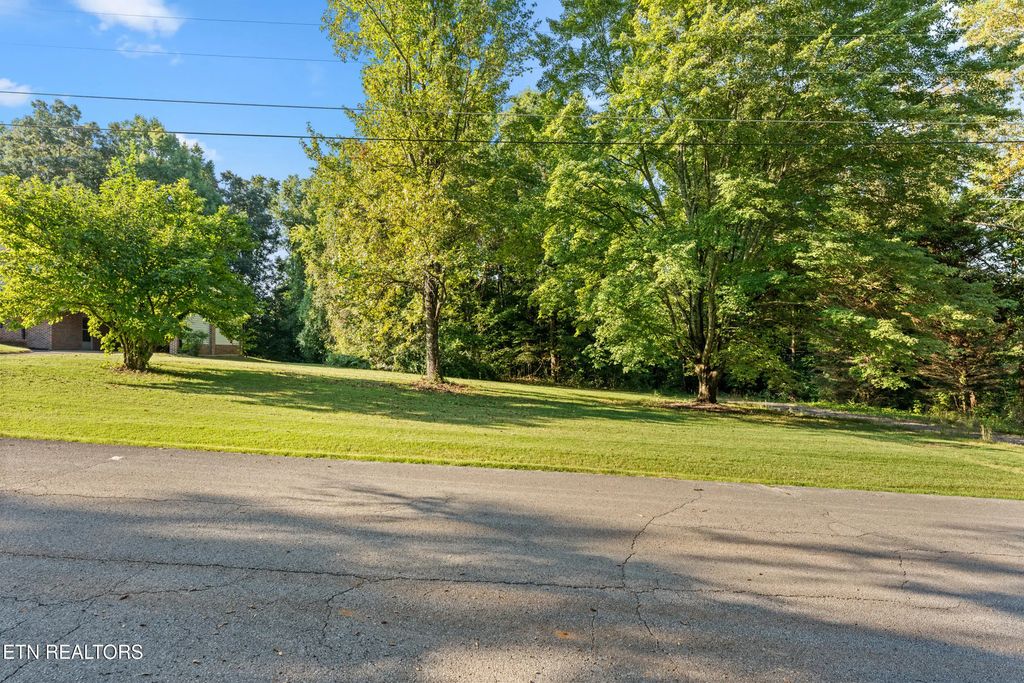 537 Bob White Drive, Loudon