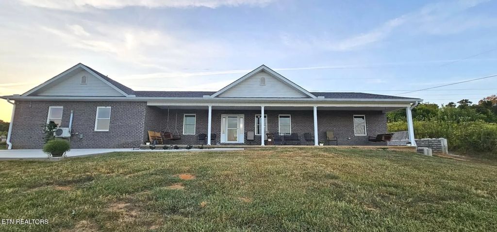 1385 Valley Home Rd, Dandridge