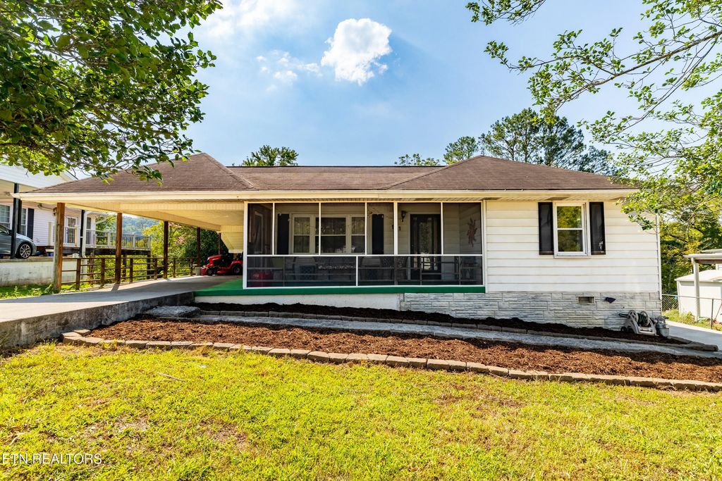 111 Sanford Lane, Oak Ridge