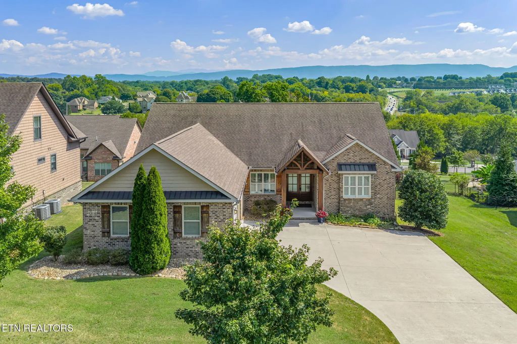 908 Montgomery Lane, Maryville