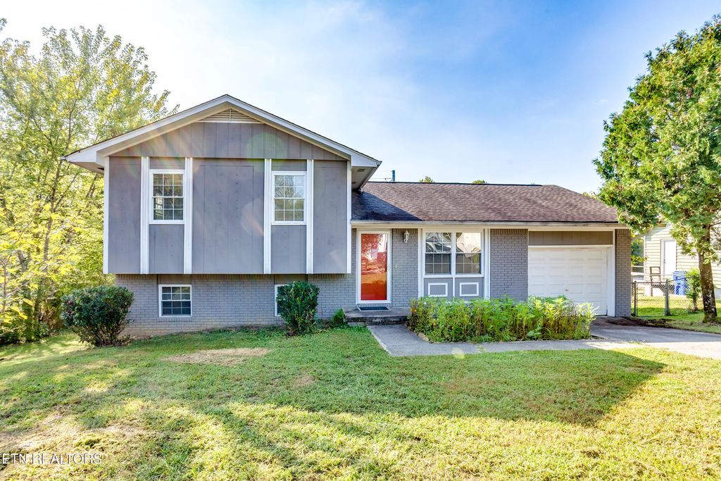 105 Tracy Lane, Oak Ridge
