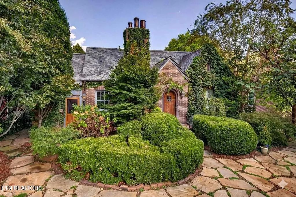 1100 W Nokomis Circle, Knoxville