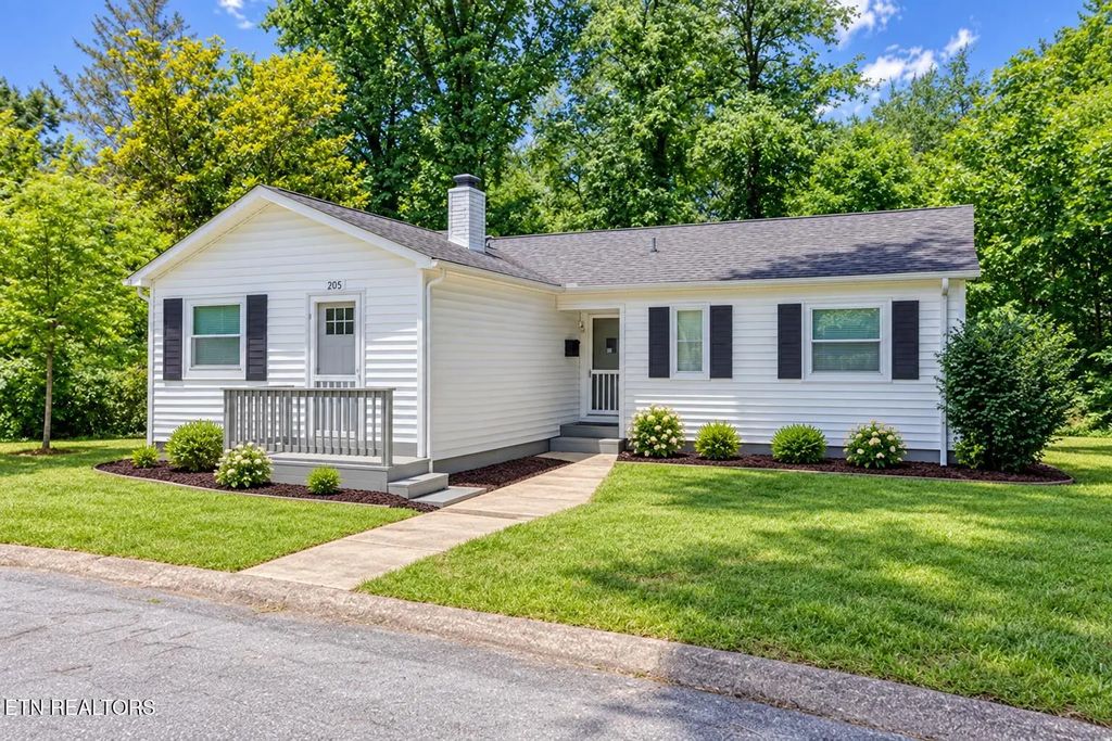 205 W Fairview Rd, Oak Ridge