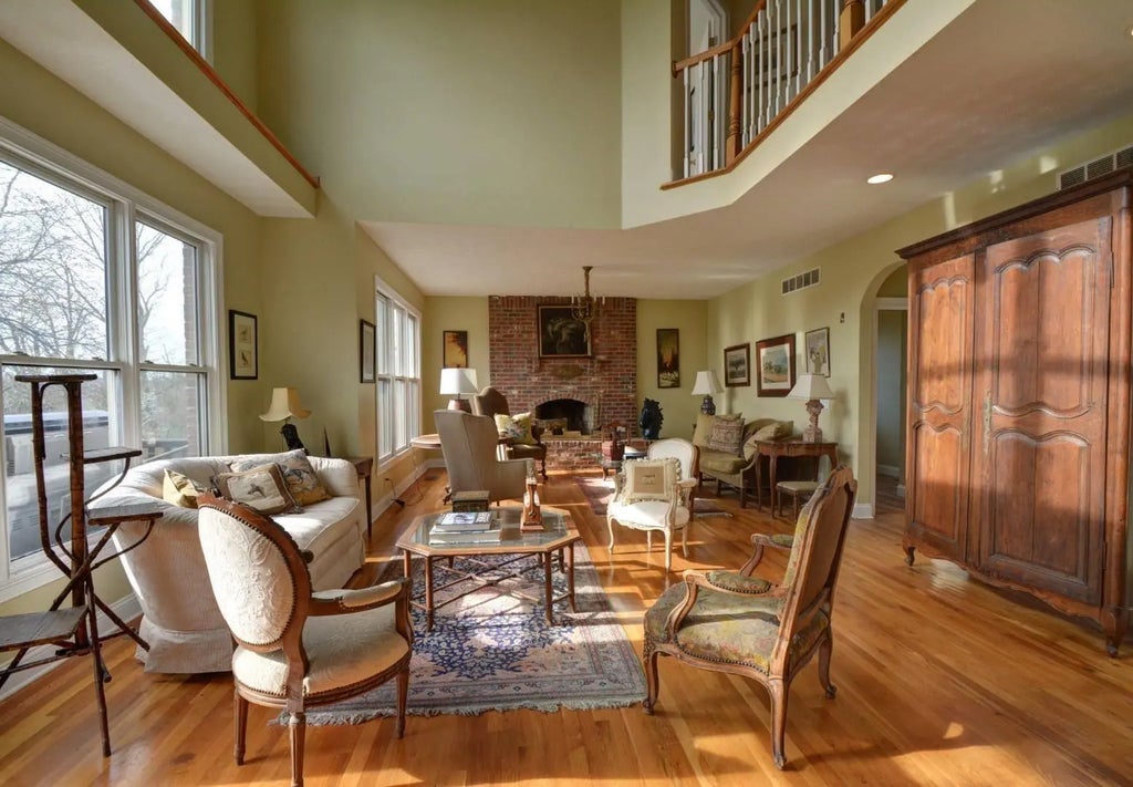 2315 Oregon Road, Versailles