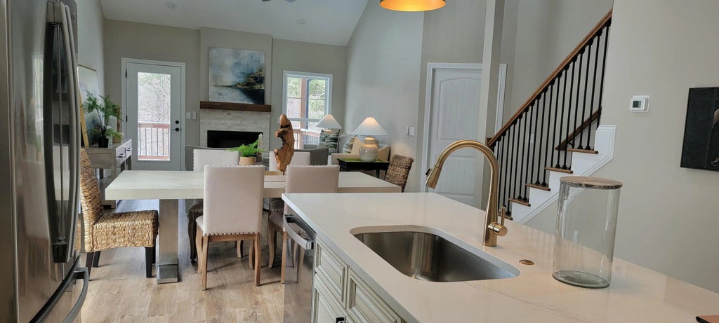 240 Sugartree Lane, Versailles