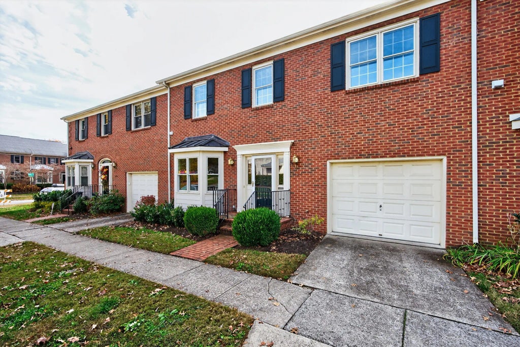 1124 Providence Lane, Lexington