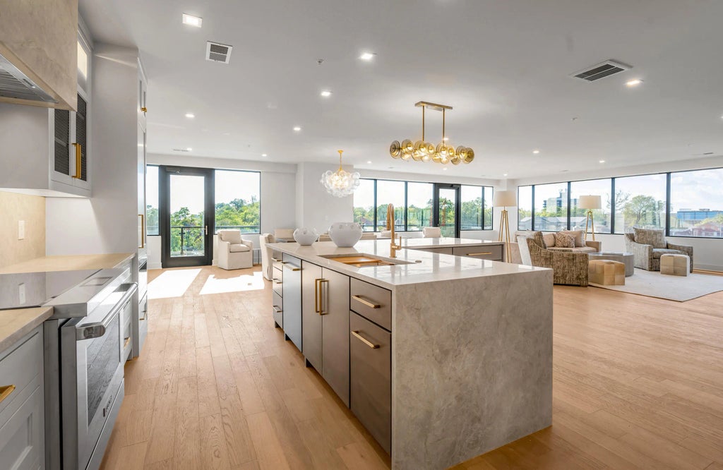 106 W Vine 705, Lexington