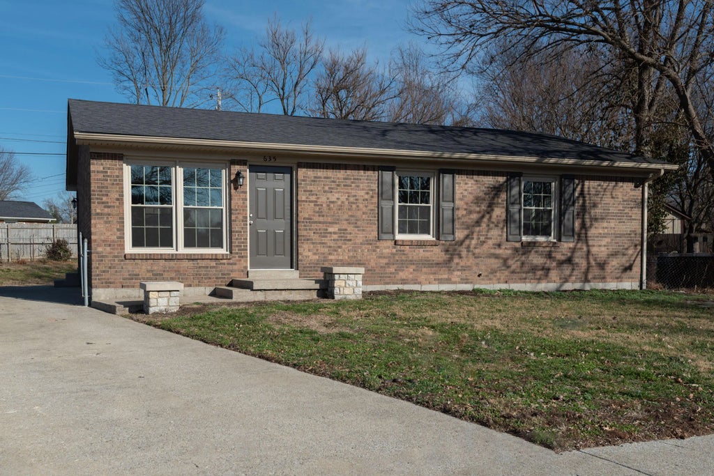 635 Paige Court, Versailles