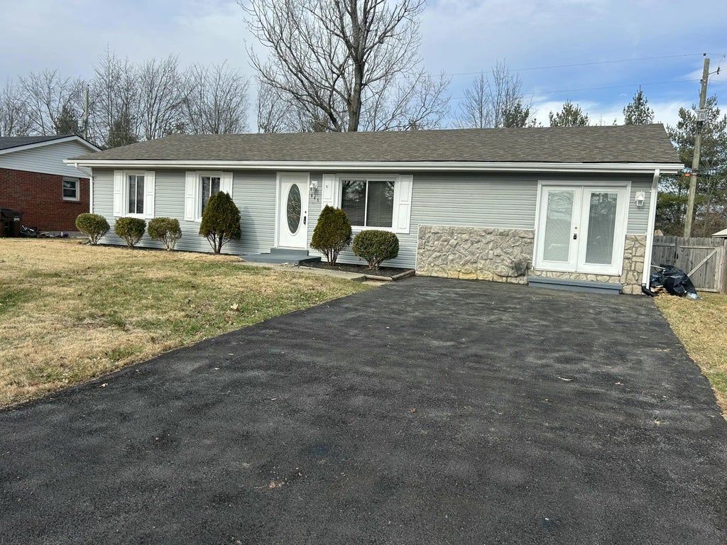 646 Laura Dr E Laura  Drive, Winchester