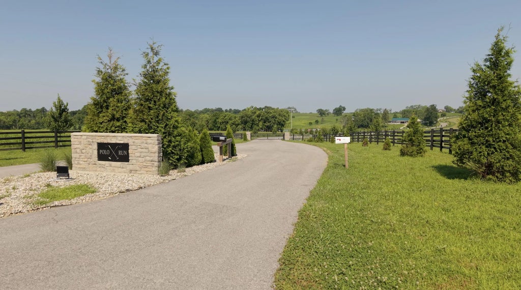 518 Polo Run Lane, Versailles