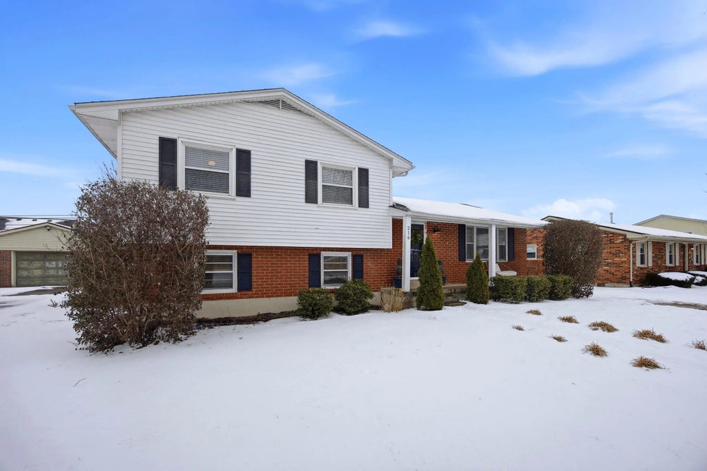 216 Paddock Drive, Versailles