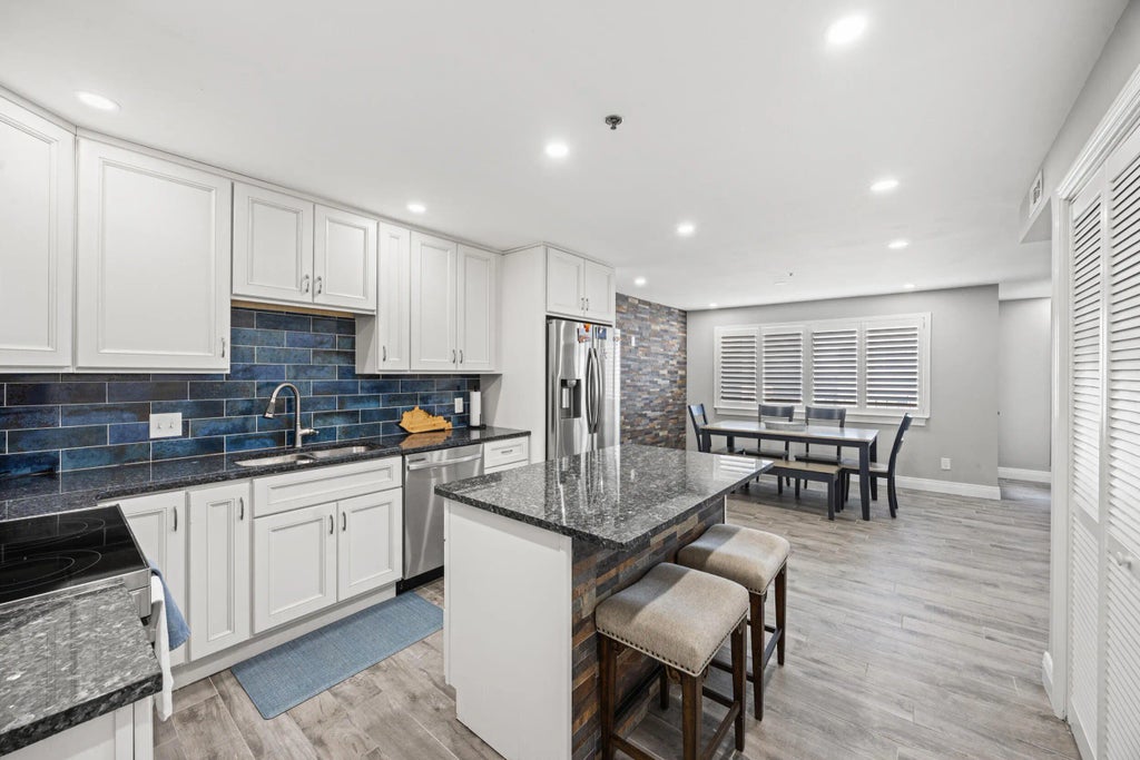 355 S Broadway 703, Lexington